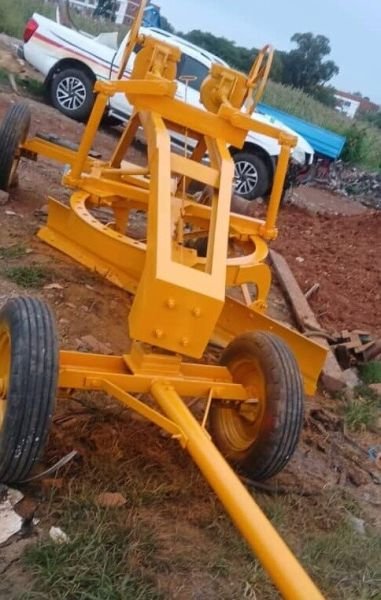 AG 2000 tow grader