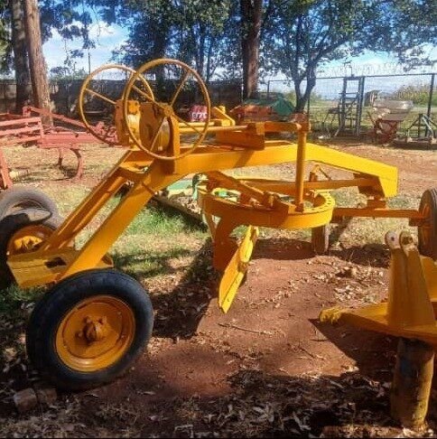 AG 2000 tow grader